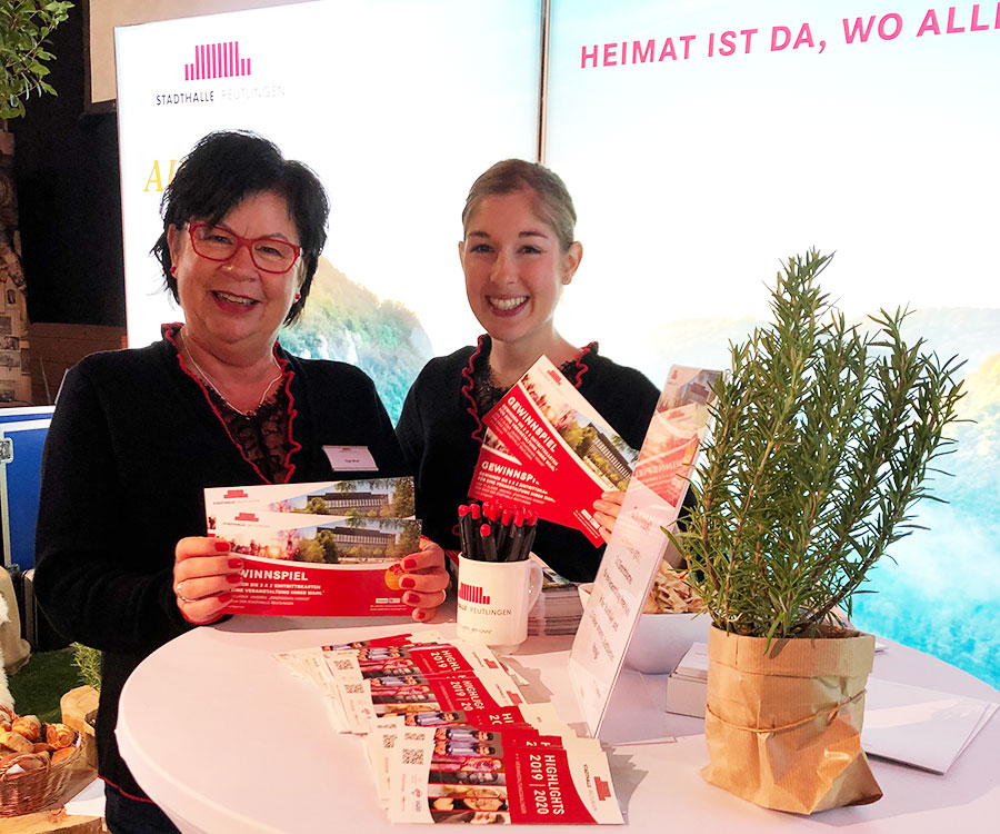 Team-Bild am Messestand einer Ausbildungsmesse