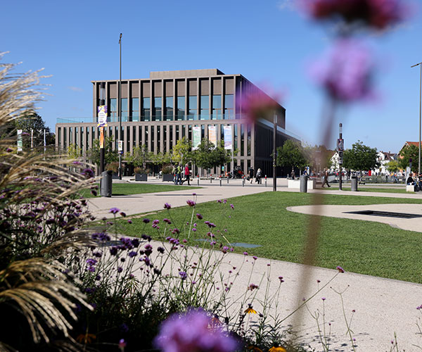 Bild der Stadthalle Reutlingen im Frühling