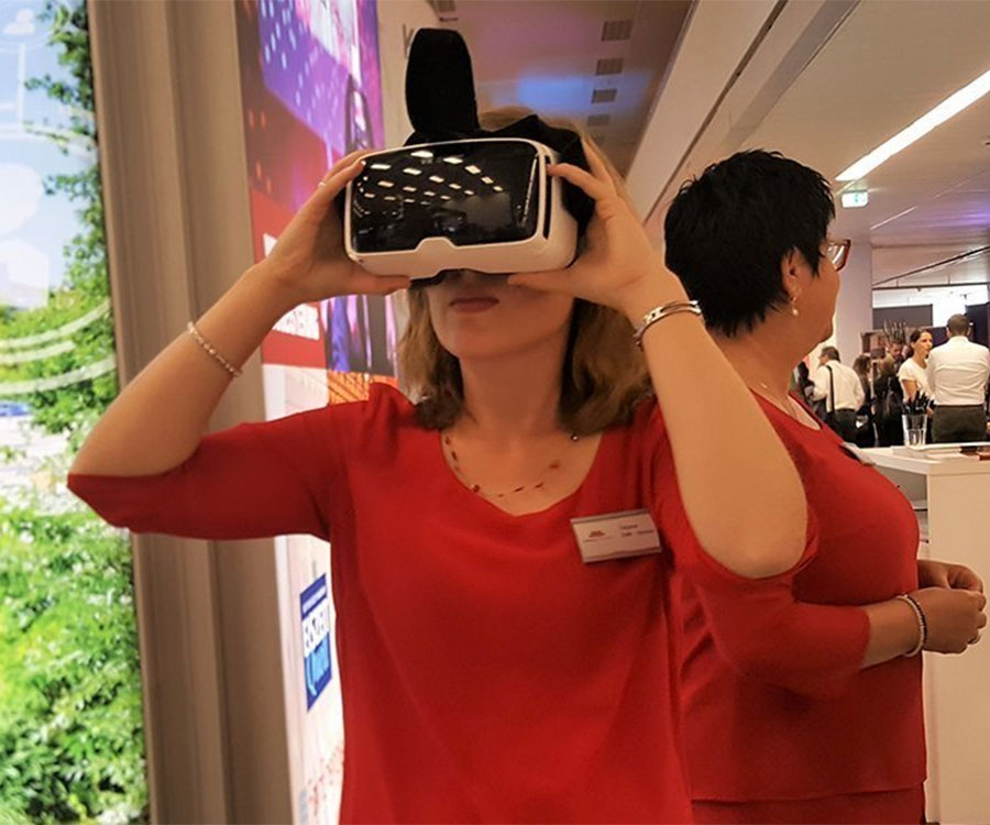 Bild einer Mitarbeiterin dei eine Virtual-Reality-Brille aufgesetzt hat