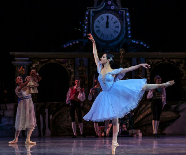 Das Kiew Grand Ballett aus der Ukraine tritt anstelle des Staatlichen Russischen Balletts auf und...