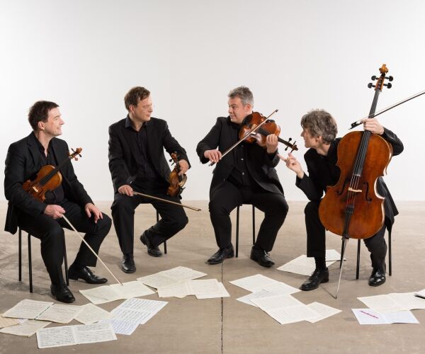 Programm:
Anton&iacute;n Dvoř&aacute;k: &bdquo;Zypressen&ldquo; f&uuml;r Streichquartett, daraus...