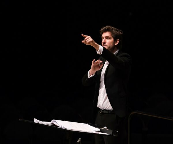 
Isma&euml;l Margain, Klavierimprovisation
L&eacute;o Warynski, Leitung
