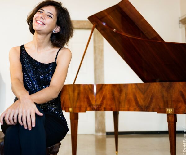 Mit Stefania Neonato (Hammerfl&uuml;gel) und Christine Busch (Violine) kommen zwei K&uuml;nstleri...