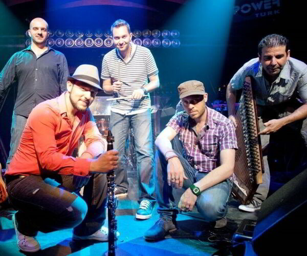 Titel der Band wie z.B. Smiles, Woodstock, The Last Sultan, Balkan Bollywood, Romantech u.a.