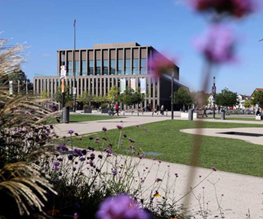 Bild der Stadthalle Reutlingen im Sommer
