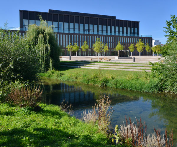 Bild der Stadthalle, Ansicht vom Bürgerpark