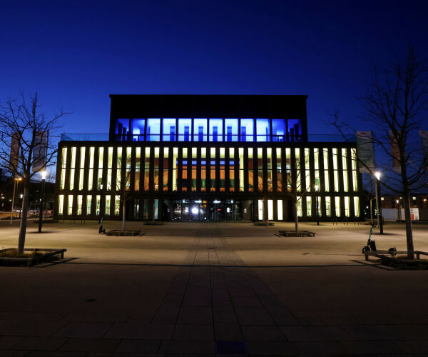 Seit dem 24.02.2022 zeigt die Fassade der Stadthalle Reutlingen bei Dunkelheit die ukrainischen N...